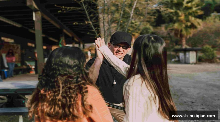 风雨同舟，共创辉煌！